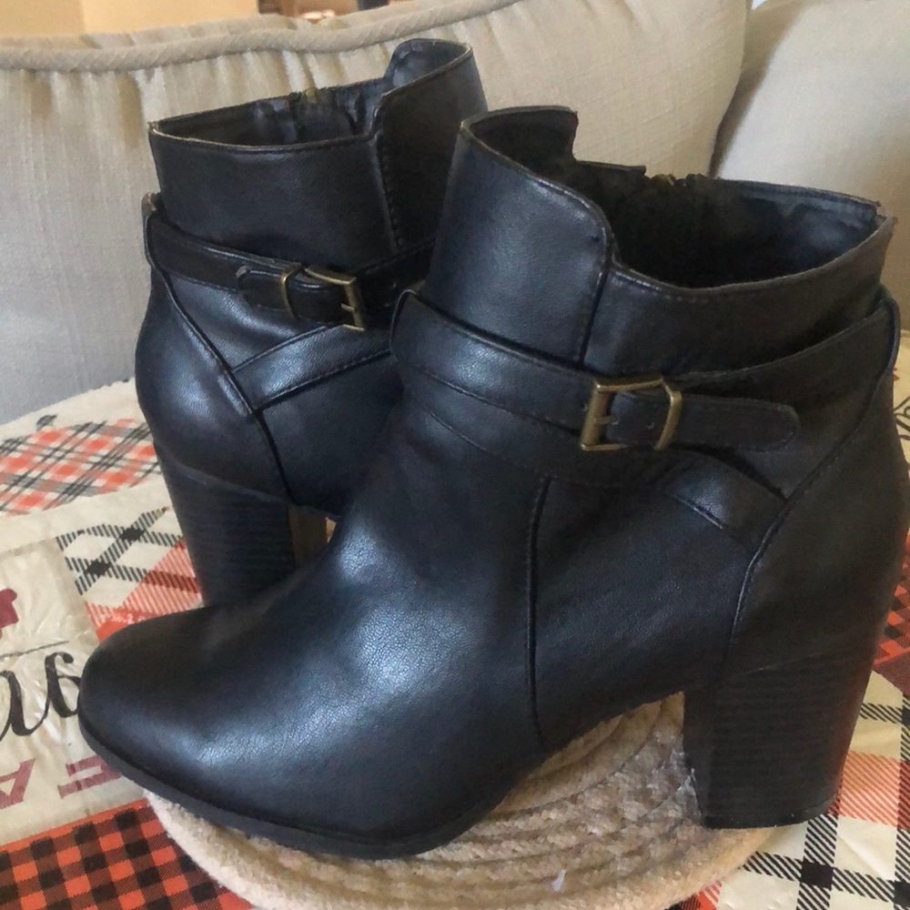 Kenneth Cole reaction black boots with heal